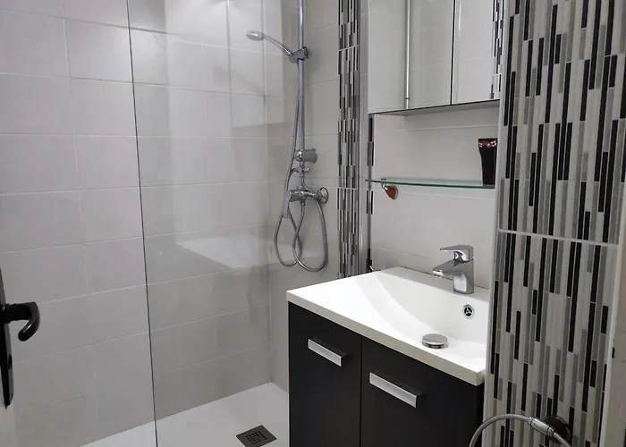 아파트 3 Pieces Avec Climatisation, Piscine Et Parking Prive A 500m Des Plages - Fr-1-776-128 *